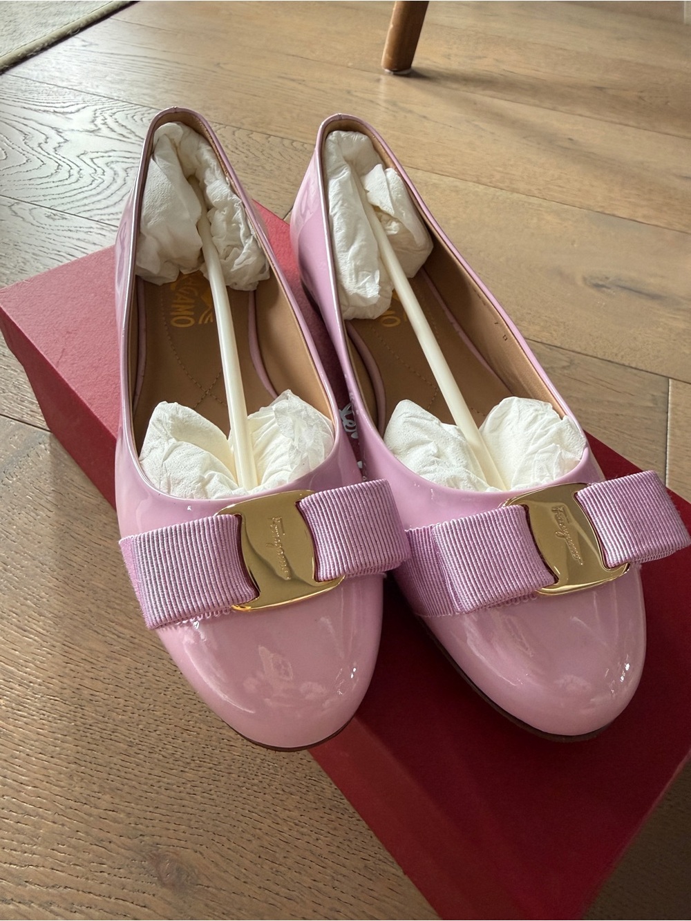 Salvatore Ferragamo Pink Patent Vara Bow Ballet Flats - Picture 2 of 7